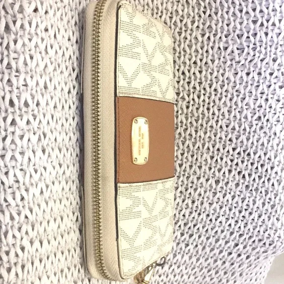 Michael Kors Jet Set Center Stripe Wallet - Picture 7 of 16